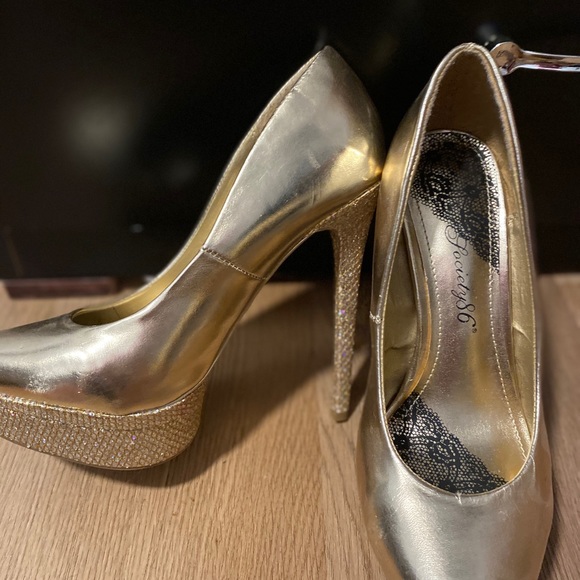 Gorgeous gold sparkly heel pumps! - Picture 5 of 5